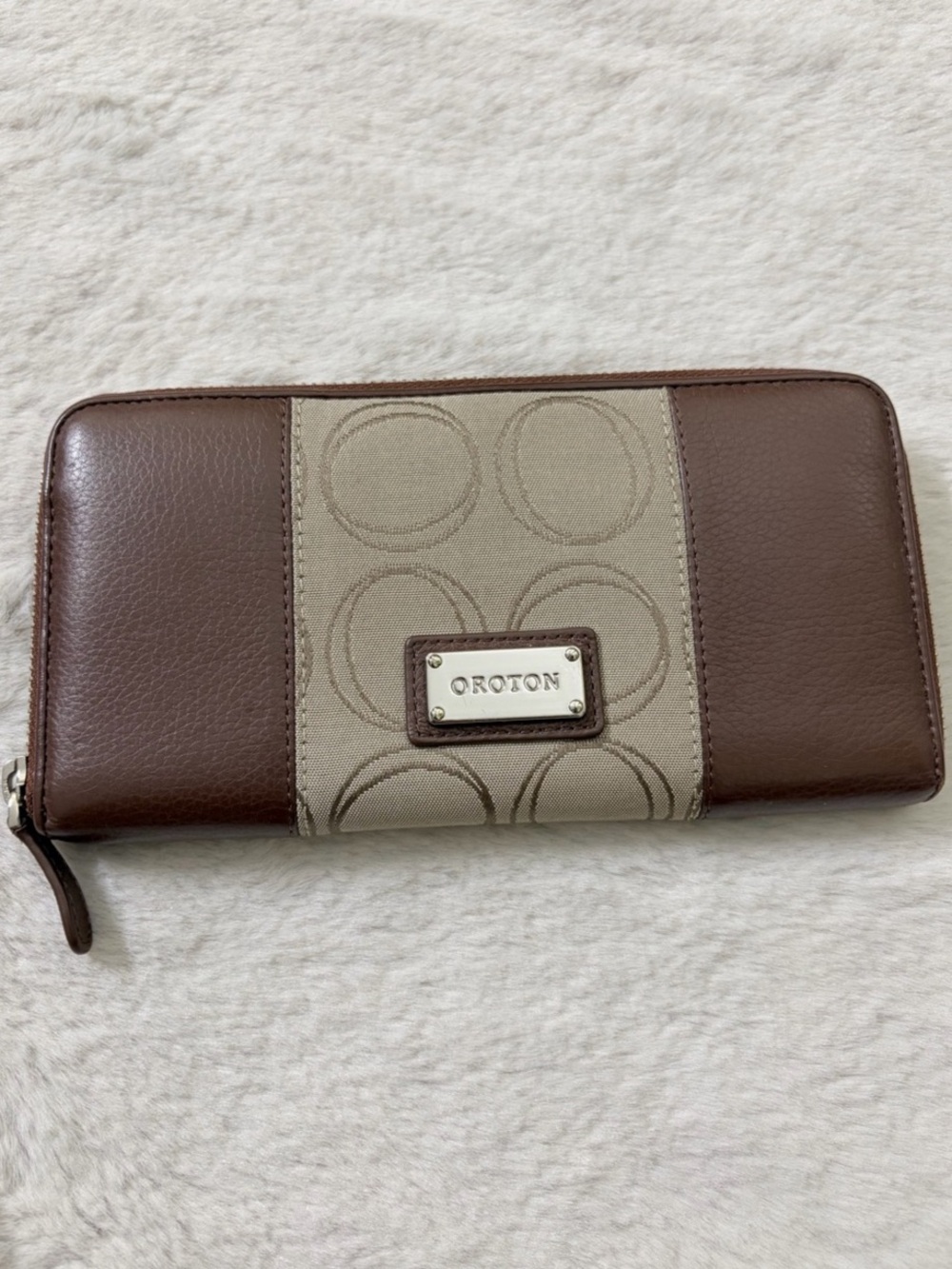 Oroton Signature O Brown Leather Jacquard Zip Around Classic Continental Wallet